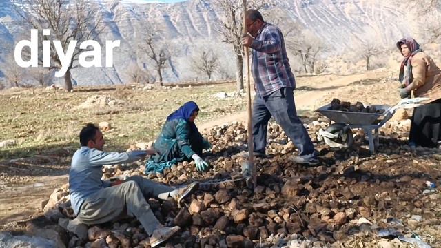 Construction of a nomadic hut: the stonework in front of the hut is being completed смотреть онлайн