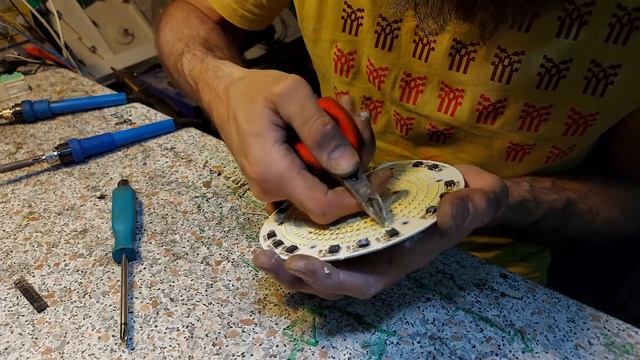 Ремонт светодиодного прожектора. Выгорели светодиоды. смотреть онлайн