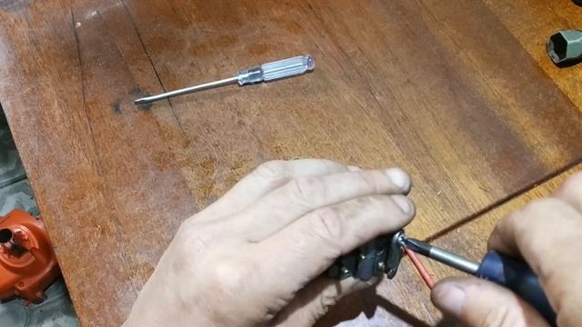 Воткнул кусок пленки и все заработало.Как заглушить ускорительный насос на карбюраторе. смотреть онлайн