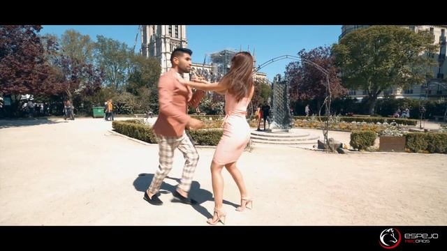 Aventura - Inmortal / Marco y Sara Bachata style / Notre Dame ( Paris ) 2019 homenaje aventura смотреть онлайн
