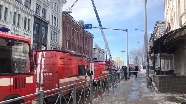 В центре Казани загорелось кафе из-за пригоревшей на кухне еды смотреть онлайн