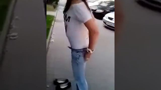 Пробежка девушки в трусах по улице Ден смотреть онлайн