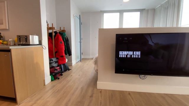 ЖИЗНЬ В НЬЮ ЙОРКЕ: ОТЕЛЬ НА БЕРЕГУ ОКЕАНА смотреть онлайн