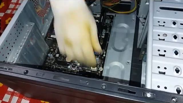 Ensamblado de un CPU paso a paso T.M. _MSI_H81M-E33 смотреть онлайн