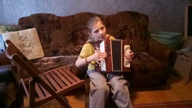 Как играть бас аккорд на баяне левой рукой смотреть онлайн