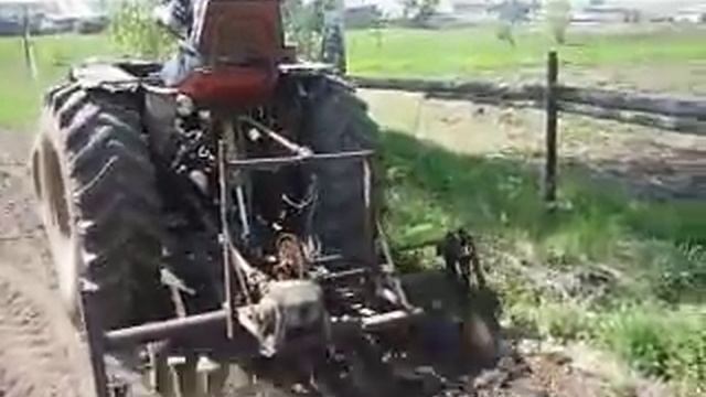 Самодельный трактор пашет огород в д. Каинлыково смотреть онлайн