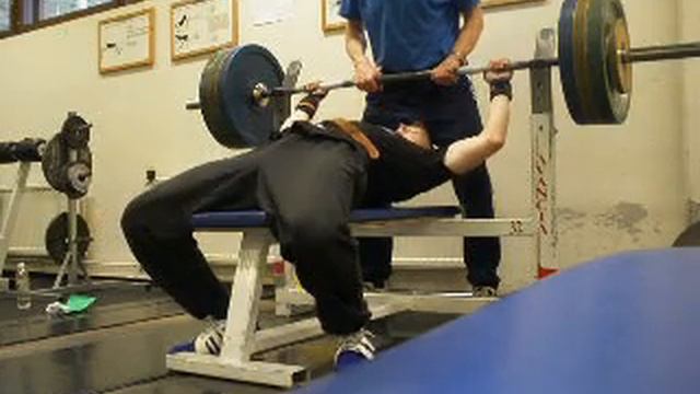 My first filmed benchpress ever. 120kg. Year was 2009 смотреть онлайн