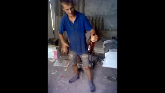 розбиваю стеклянную бутылку рукой, прикол смотреть онлайн