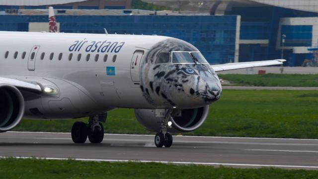 Эмбраер E190 авиакомпании Air Astana взлетает из аэропорта Алматы.