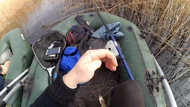 Позитивная рыбалка в камышах на удочку. Ловим рыбу зверь + карася, плотву, красноперку смотреть онлайн