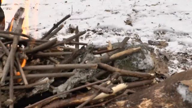 Как развести огонь с помощью сухой растопки смотреть онлайн