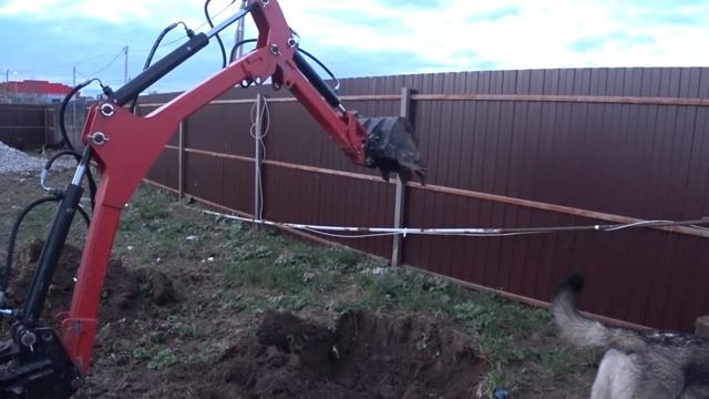 Копаем выгребную яму. Как мини трактор УРАЛЕЦ-224 справляется с задачей. смотреть онлайн