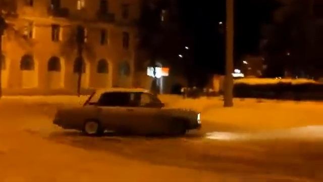 ВАЗ 2107 На стоке валим боком дрифт жигули смотреть онлайн