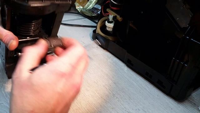 Переборка заварочного устройства и дренажного клапана в кофемашине Jura Ena micro. Часть первая. смотреть онлайн