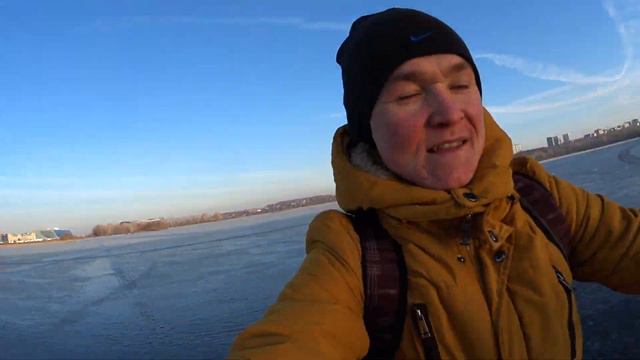 Катаюсь на коньках по ЛЬДУ замерзшей РЕКИ смотреть онлайн