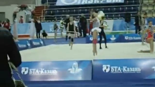 Дина и Арина Аверины Разминка Первенство России 2013 смотреть онлайн