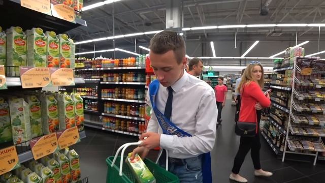 ЧТО КУПИТ ШКОЛЬНИЦА И ШКОЛЬНИК НА 500 РУБЛЕЙ НА ВЫПУСКНОЙ смотреть онлайн