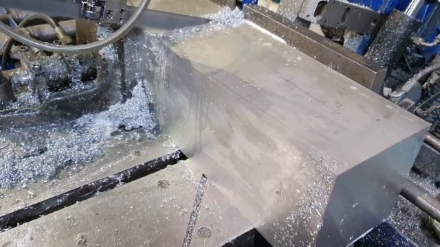 Большая алюминиевая заготовка, резка ленточной пилой смотреть онлайн