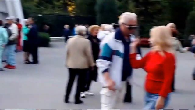 БЕЛАЯ СИРЕНЬ ОСЫПАЕТСЯ... смотреть онлайн