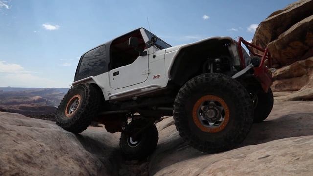 Jeep crossing the famous Golden Crack obstacle on Golden Spike trail. смотреть онлайн