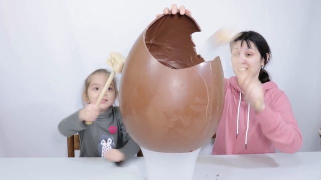 GIGANTE UOVO DI PASQUA MAMMA E AMELI APRONO CON MARTELLO смотреть онлайн