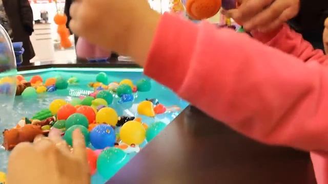 Бассейн с игрушками. Детская рыбалка. Игры для детей.Pool with toys. Children fishing смотреть онлайн