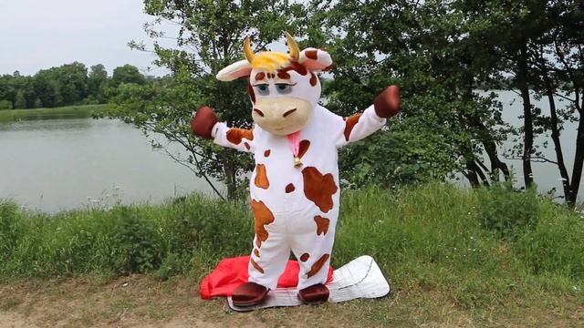 Ростовая кукла Корова пятнистая с колокольчиком смотреть онлайн