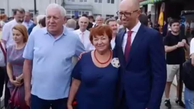 Тільки погляньте як живуть літні батьки Арсенія Яценюка смотреть онлайн