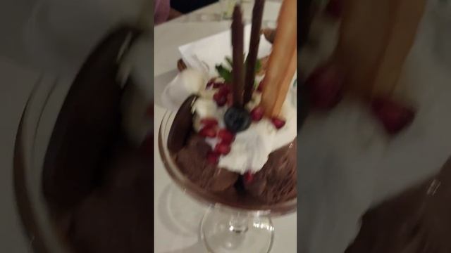 принесли только что вкусное мороженое