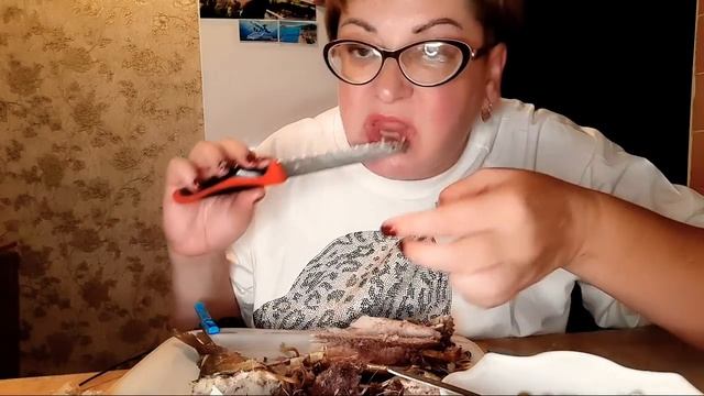 пожрем/Мукбанг копченая селедка и салат с зелёным горошком/ смотреть онлайн