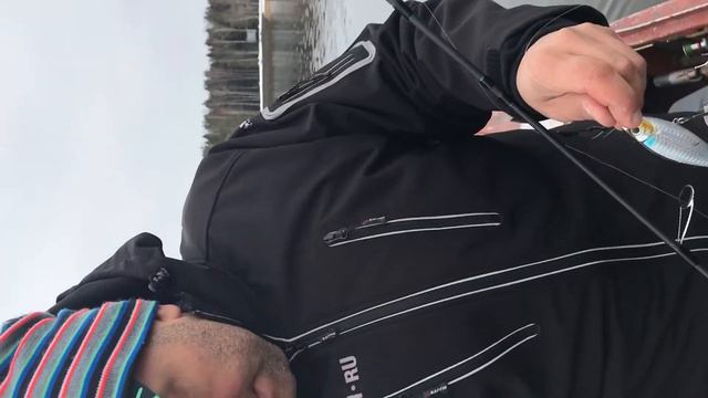 Большой воблер, жадный окунь и главное - оснастка флюром смотреть онлайн