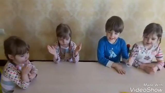 ЧЕТВЕРНЯШКИ УЧАТ ПЕСЕНКУ НА АНГЛИЙСКОМ смотреть онлайн