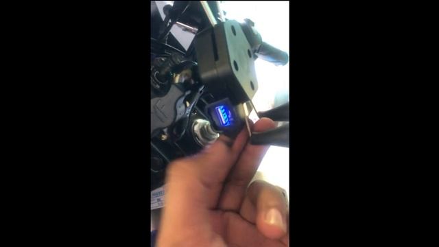 Yamaha R15 v3 | Cellphone Holder With Charger Installed смотреть онлайн