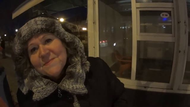 Поздравили женщин с 8 марта/ раздали цветы и шоколад смотреть онлайн