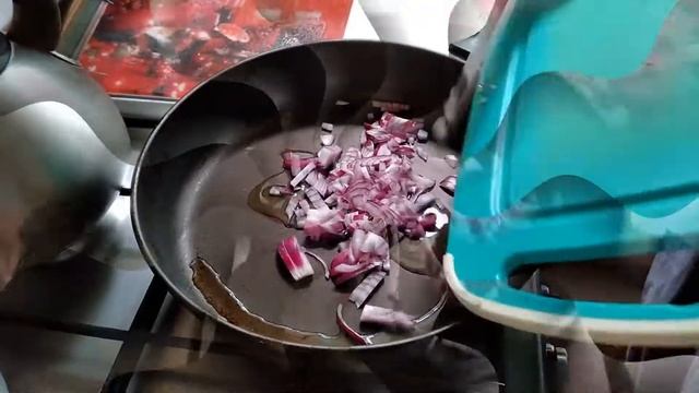 Куриные крылышки и спагетти с овощами. Chicken wings and spaghetti with vegetables. смотреть онлайн