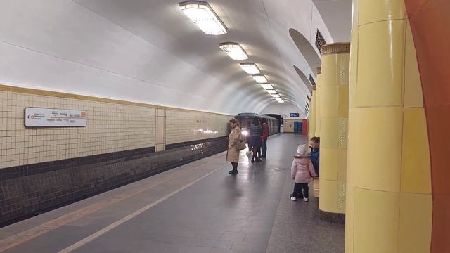 Обзор станции метро Рижская после ремонта эскалаторов смотреть онлайн