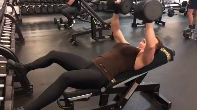 Разведение рук с гантелями, на положительном наклоне, на верх груди и середину груди смотреть онлайн