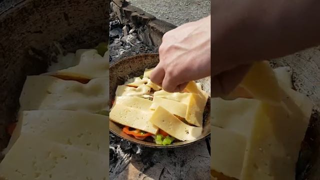 Сендвич из стейка с сыром и овощами на берегу моря ???? смотреть онлайн