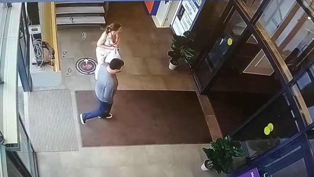 Женщина Вор ворует цветок в торговом доме Магаз☺️г.Химки. Транспортный проезд Дом.3 Магаз. смотреть онлайн