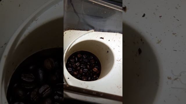 Обжарка кофейных зерен в машинке для попкорна смотреть онлайн