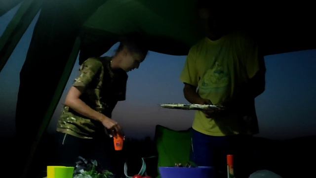 Ужас сколько комаров. Первый вечер на море. смотреть онлайн