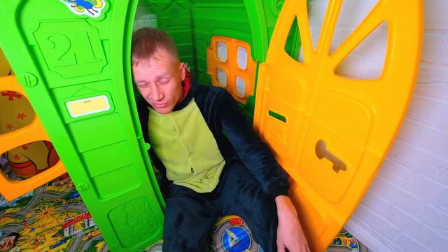 Папа сонный, а Ян не дает папе спать | Видео для детей | Детские игры Ян шоу смотреть онлайн