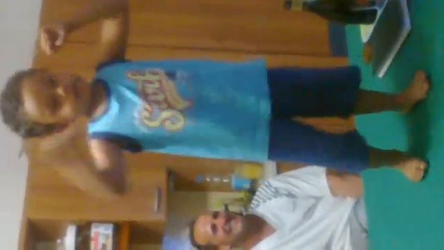 gente guardate cm balla questo splendido bambino di 4 anni!!! смотреть онлайн
