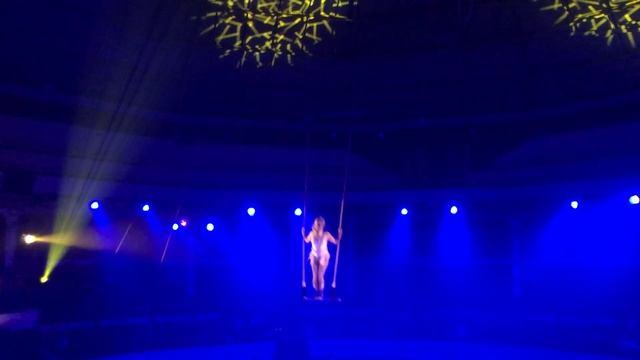 Пролог вистави "Арена Богів". Повітряна гімнастка на швунг-трапе Олена Галкіна смотреть онлайн