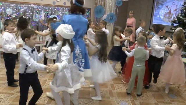 Песня хоровод "К нам приходит Новый год" смотреть онлайн
