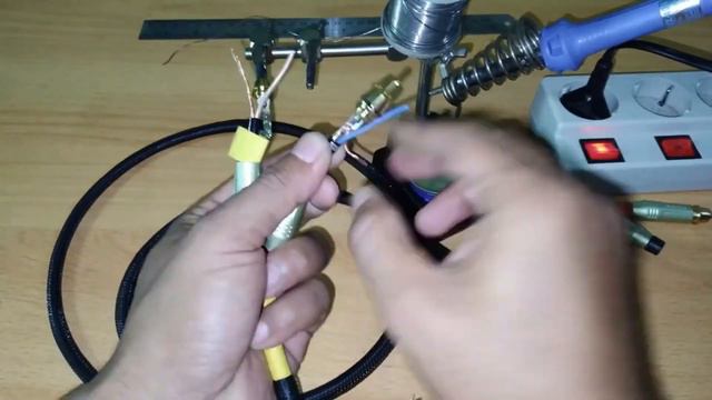 DIY RCA Cable - soldering rca plugs смотреть онлайн