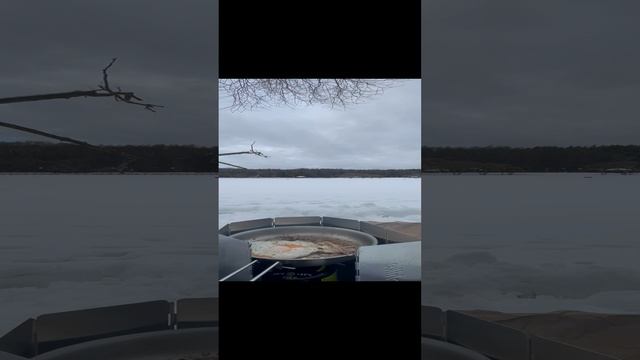 Жарю бекон и яичницу на замерзшем озере.