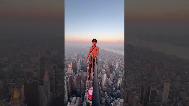 Как же скучно ему живётся: парень забрался на верхушку здания Эмпайр-стейт-билдинг в Нью-Йорке смотреть онлайн