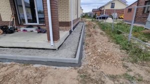 Монтаж отмостки из тротуарной плитки в Ярославской области, КП «Солнечный Бор» часть 2