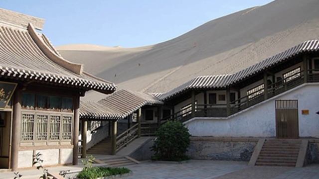 Озеро полумесяц – китайский оазис в пустыне - Lake oasis in the desert of Dunhuang Chinese смотреть онлайн